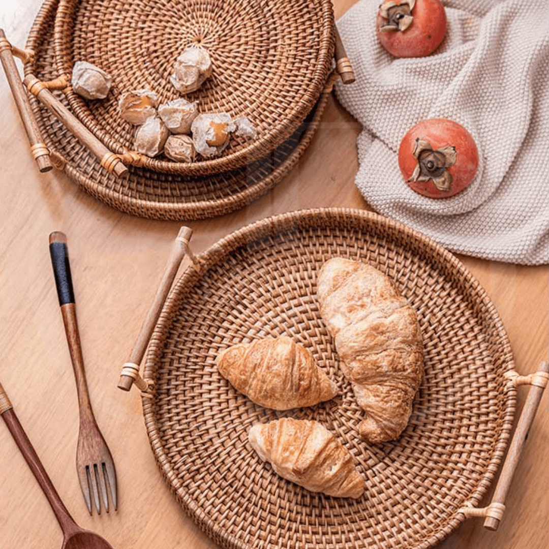 Bandeja de Rattan Trançado com Alça de Madeira