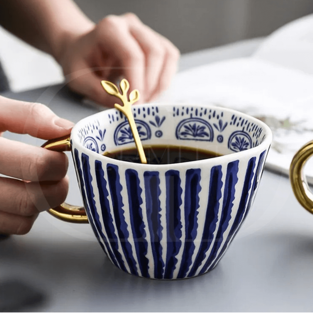 Caneca em Cerâmica – Design Elegante para Bebidas Quentes