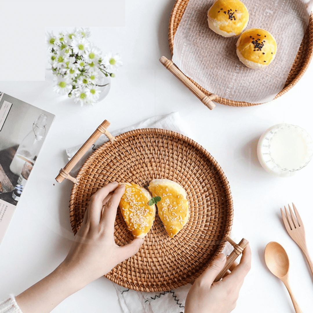 Bandeja de Rattan Trançado com Alça de Madeira