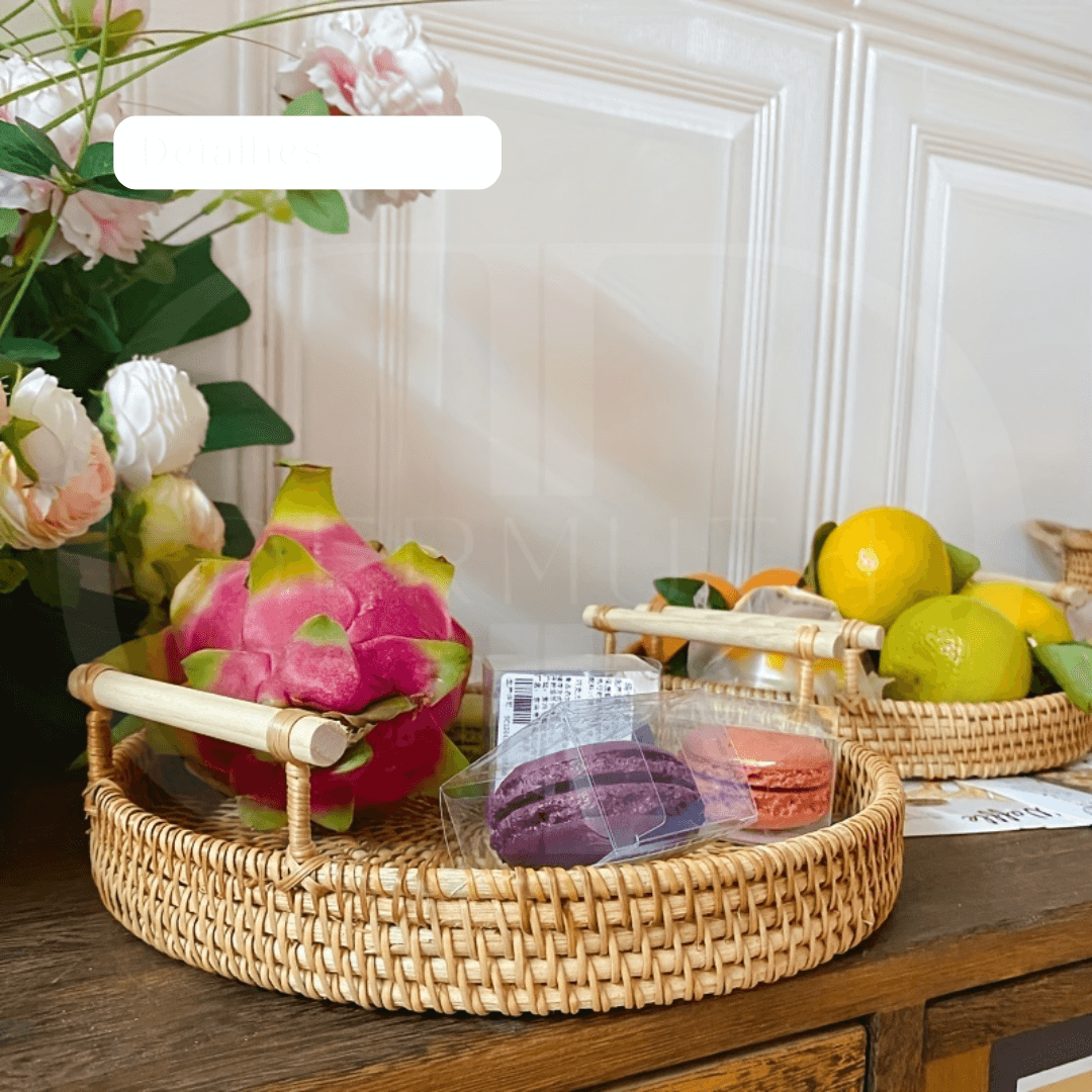 Bandeja de Rattan Trançado com Alça de Madeira