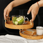 Bandeja de Rattan Trançado com Alça de Madeira