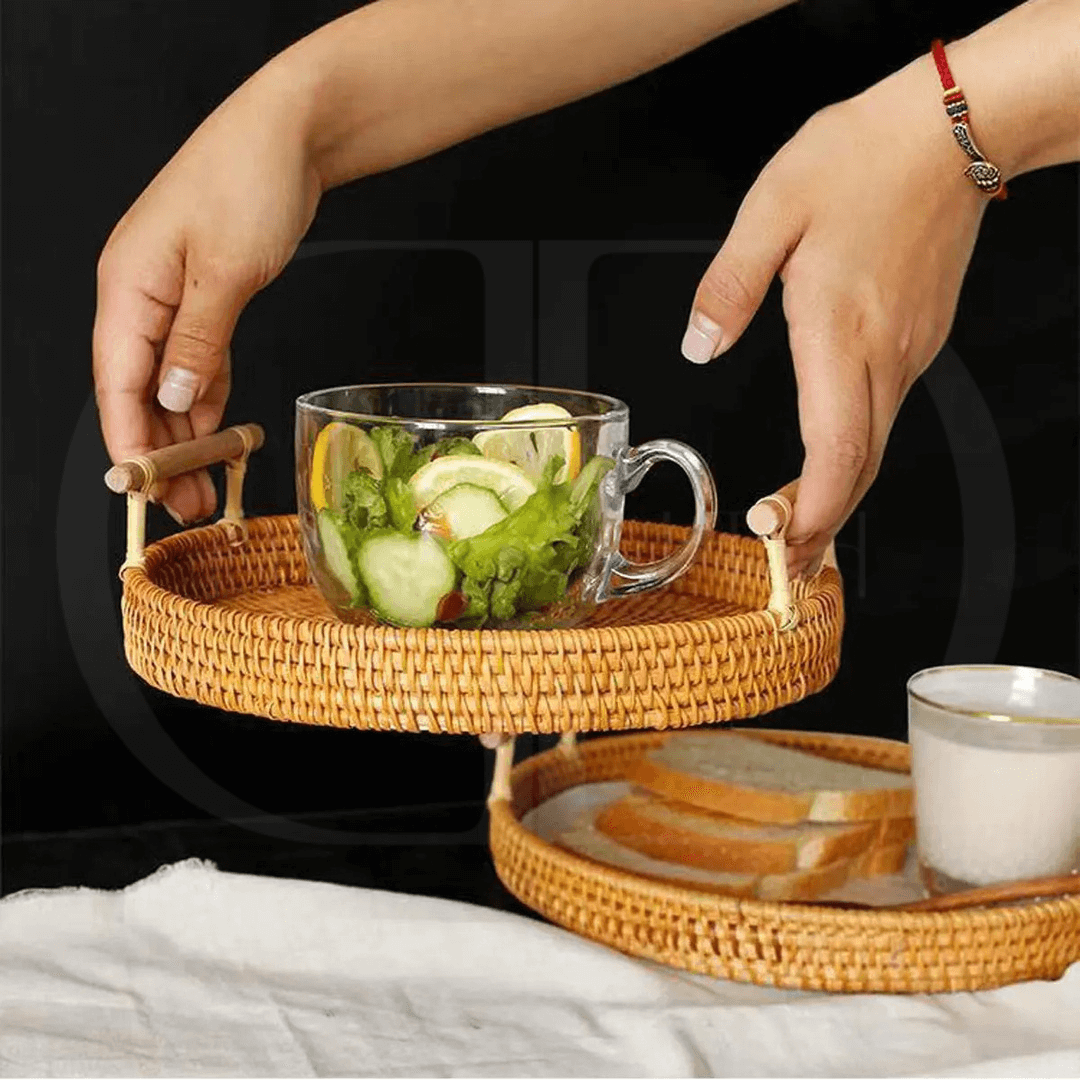 Bandeja de Rattan Trançado com Alça de Madeira