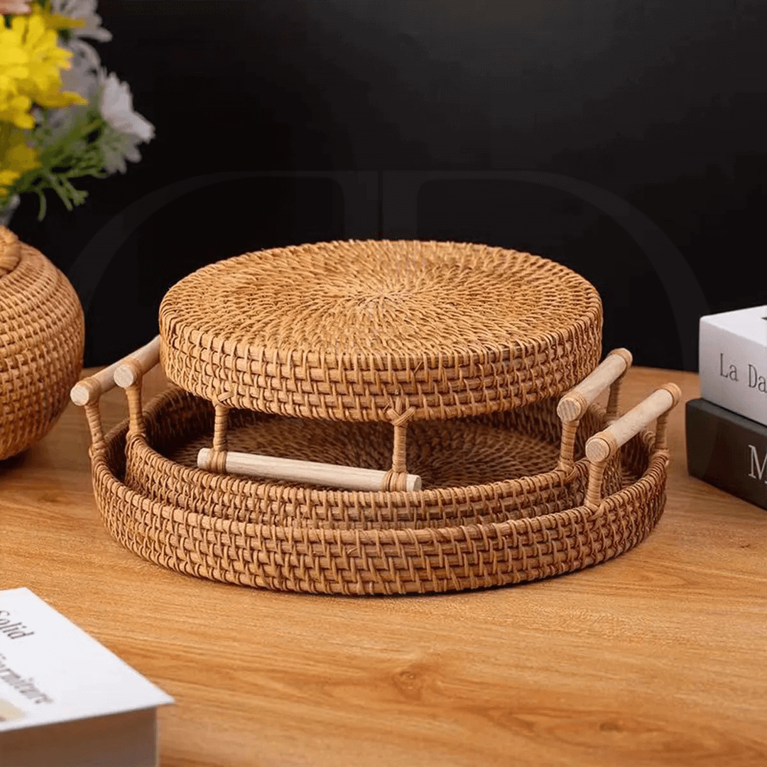 Bandeja de Rattan Trançado com Alça de Madeira