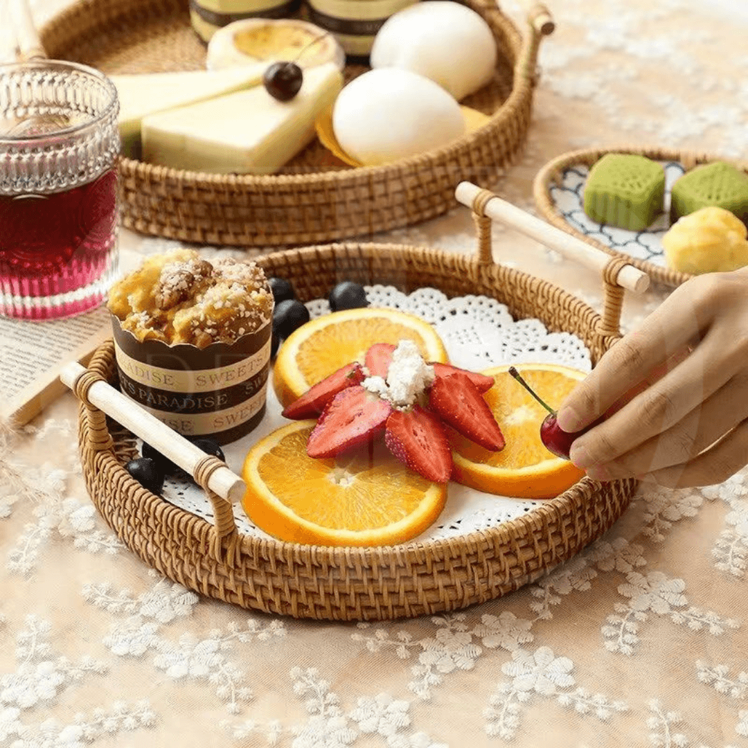 Bandeja de Rattan Trançado com Alça de Madeira