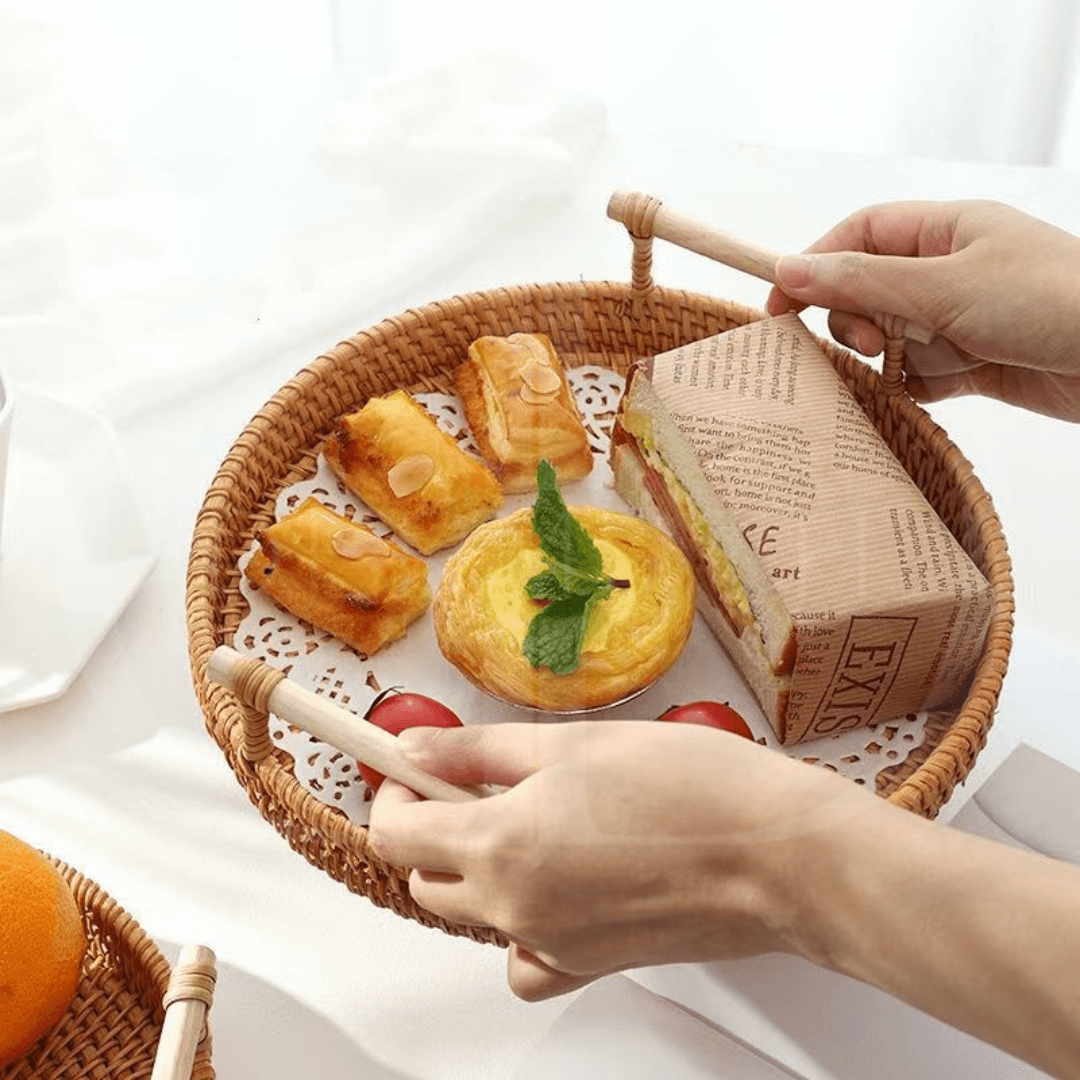 Bandeja de Rattan Trançado com Alça de Madeira