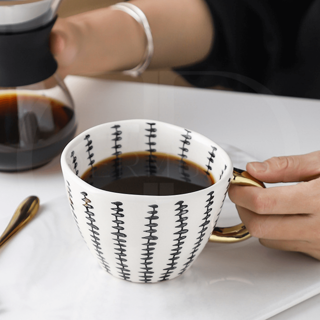 Caneca em Cerâmica – Design Elegante para Bebidas Quentes