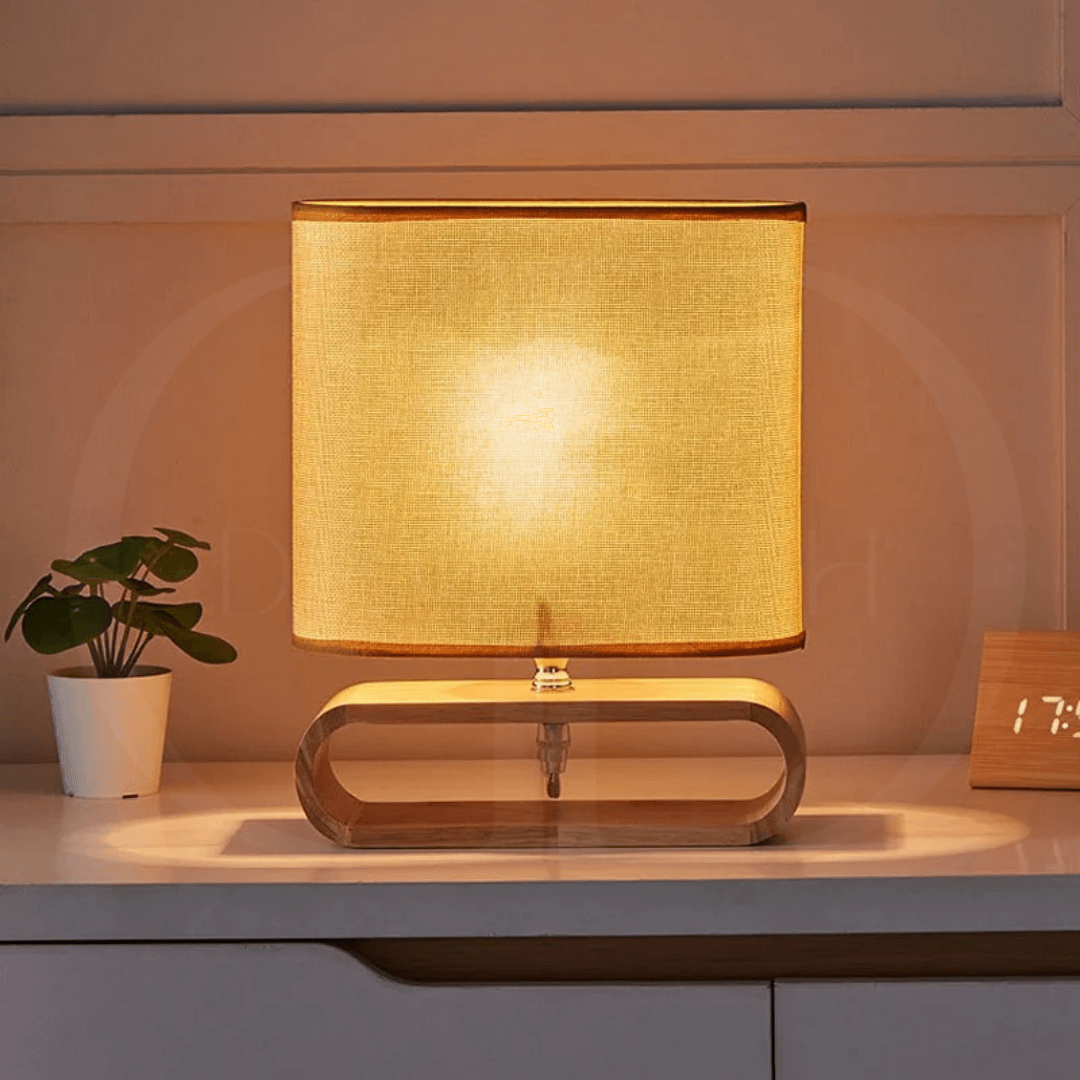 Abajur de Mesa com Base em Madeira e Cúpula de Tecido