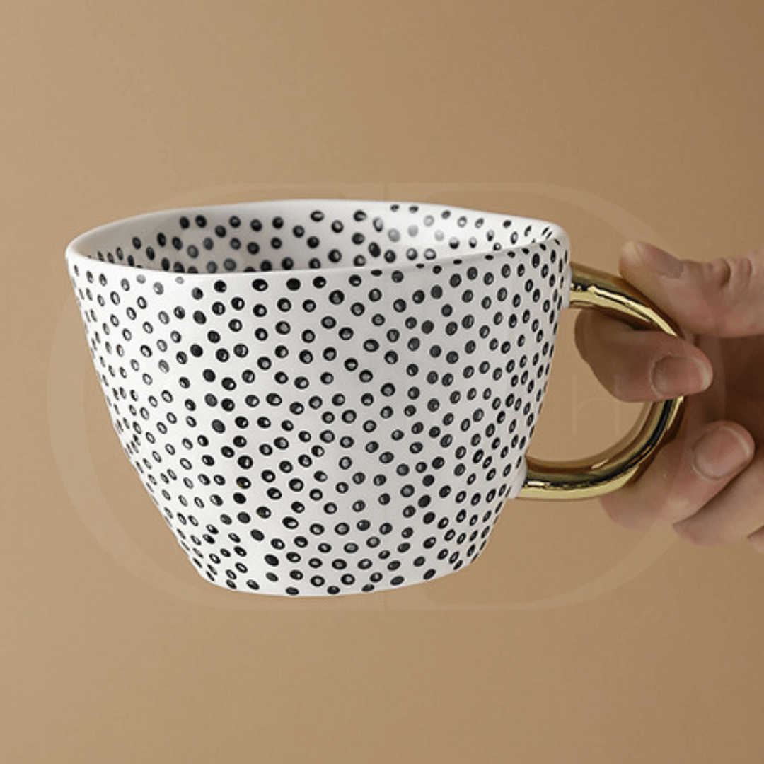 Caneca em Cerâmica – Design Elegante para Bebidas Quentes