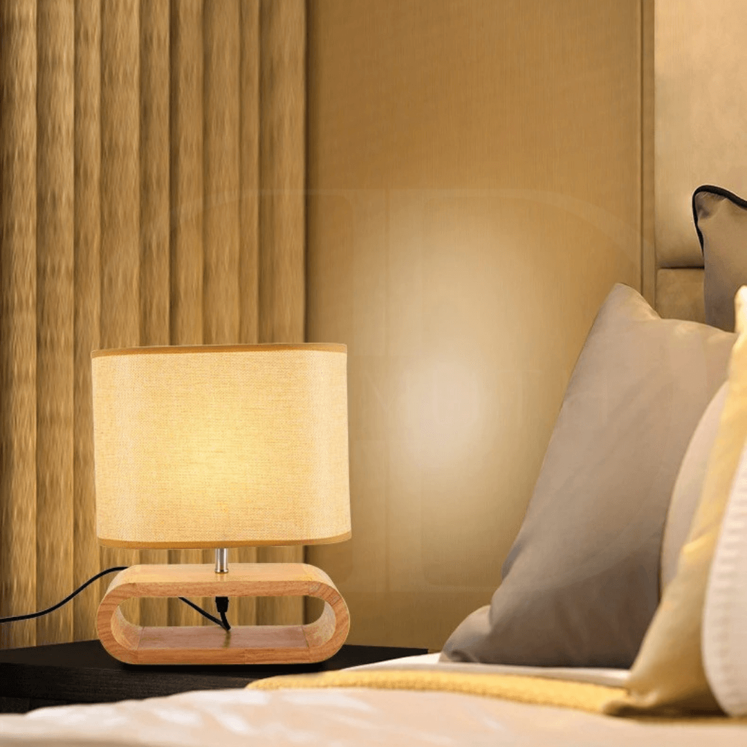 Abajur de Mesa com Base em Madeira e Cúpula de Tecido