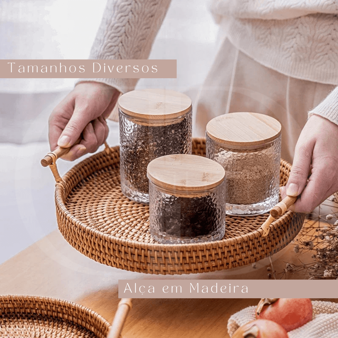Bandeja de Rattan Trançado com Alça de Madeira