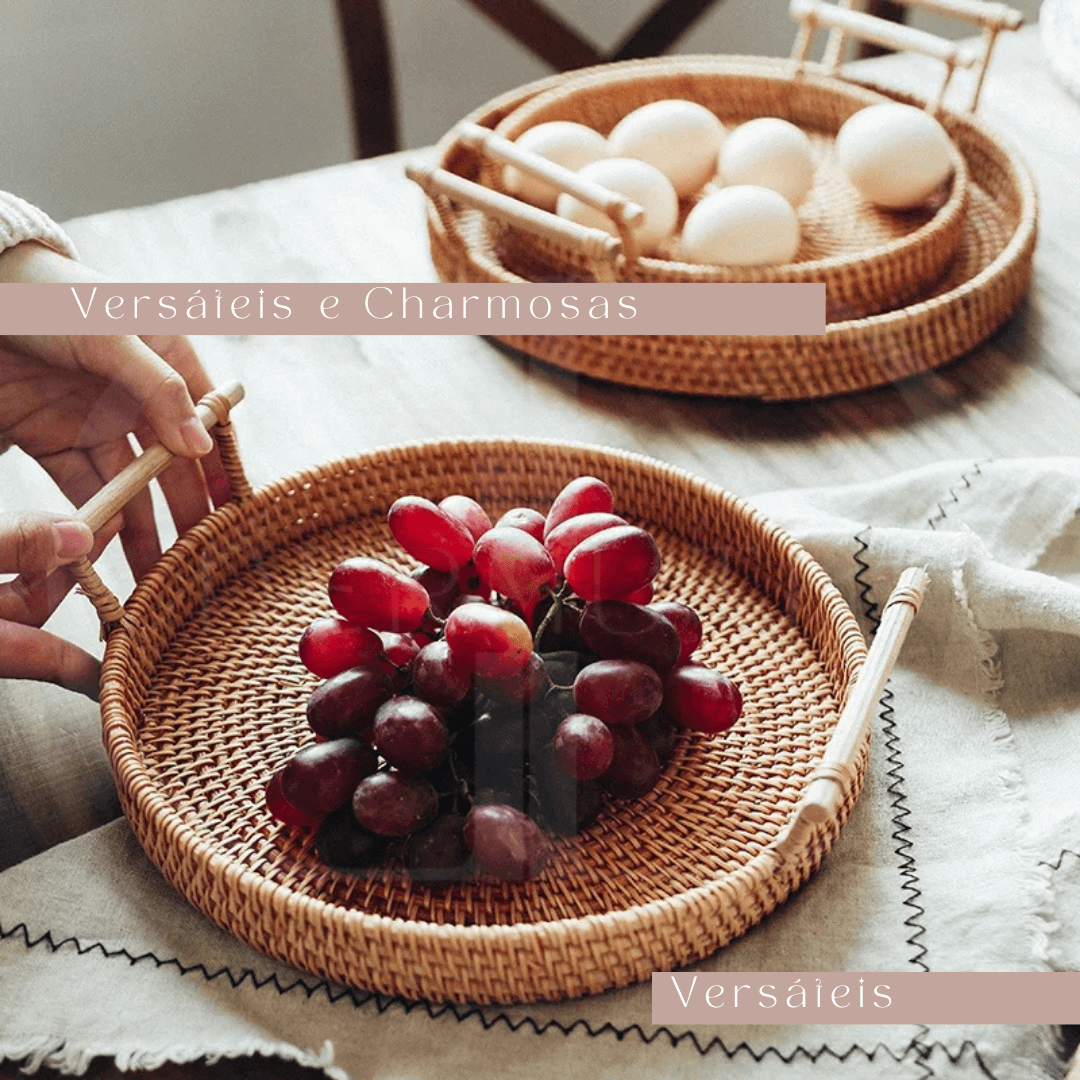 Bandeja de Rattan Trançado com Alça de Madeira