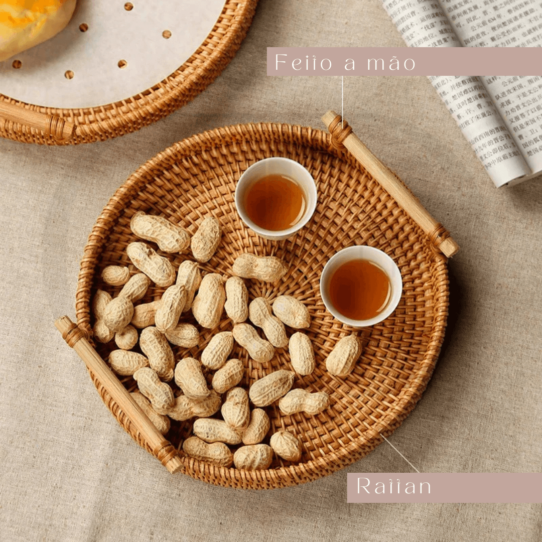 Bandeja de Rattan Trançado com Alça de Madeira