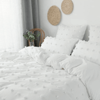 Jogo de Cama Dupla Face com Detalhes Tufted e Pompons